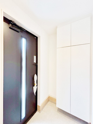 ���� �K���X�X���b�g�̓��������փh�A�������Ɍ���͂��Ă���܂�