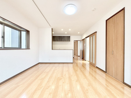 ���r���O ���邢�z���������A�����̕��͋C�ɖ�������郊�r���O�E�_�C�j���O�B 