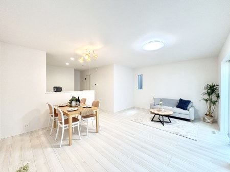 ���r���O ���Ƒ��̓��₩�Șb�����ŕ�܂�閾�邢���r���O