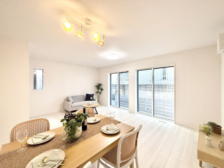 ���r���O ���邢�z���������A�����̕��͋C�ɖ�������郊�r���O�E�_�C�j���O�B 