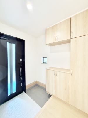 ���� �K���X�X���b�g�̓��������փh�A�������Ɍ���͂��Ă���܂�