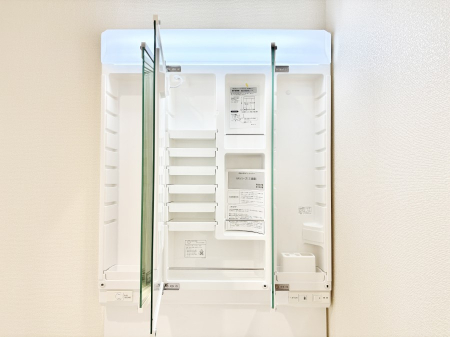 ���̑����� �O�ʋ��̗��ɁA���ϕi��q���p�i�Ȃǂ����[�\�B���ʑ����������ƕۂ��܂��I