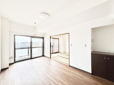 ���̑����� �אڂ̘a�����J������΂���ɍL�X��Ԃ�