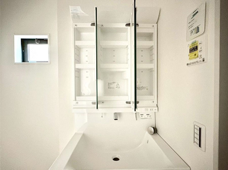 ���̑����� �O�ʋ��̗��ɁA���ϕi��q���p�i�Ȃǂ����[�\�B���ʑ����������ƕۂ��܂��I