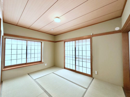 ���̑����� ���r���O�Ɨׂ荇���Ă���a���B�ق��ƈꑧ�ł���a�̋�Ԃ��Y�ꂸ�ɁB 