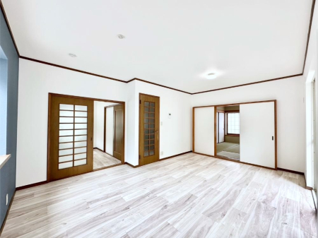 ���r���O ���邢�z���������A�����̕��͋C�ɖ�������郊�r���O�E�_�C�j���O�B 