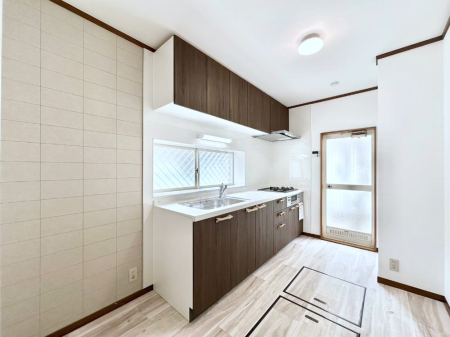 �L�b�`�� ������̂��閾�邢�L�b�`���B�S�~�̂ď�����O�ɂ��邱�Ƃ��ł��A���C�ɂ��𗧂��܂��B 