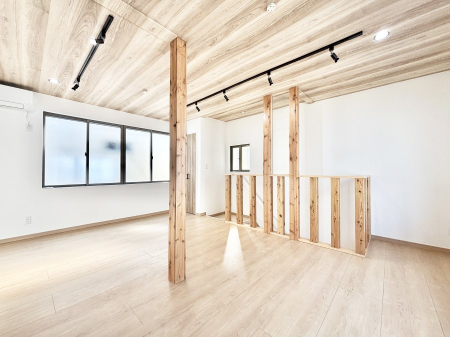 ���̑����� �Ƒ��̏Ί炪���R�Ɛ��܂�Ă���A����ȕ��͋C�̃_�C�j���O�Ɏd�オ���Ă��܂��B