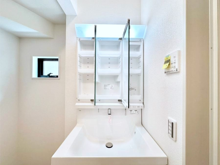 ���ʑ�E���ʏ� �O�ʋ��̗��ɁA���ϕi��q���p�i�Ȃǂ����[�\�B���ʑ����������ƕۂ��܂��I  