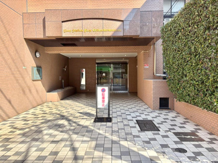 �G���g�����X �O�� �Y��ȃG���g�����X�́A���Z�҂�D�����}������Ă���܂�  