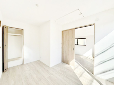 ���̑����� ���r���O�ɗאڂ����m���B�����˂��J������ƃ��r���O�ƌq����e���̋�Ԃɕϐg�I