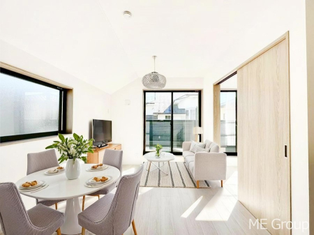 ���r���O �傫�ȑ����炽���Ղ�̗z���ƕ����������郊�r���O�@���Ƌ��CG�ł�  