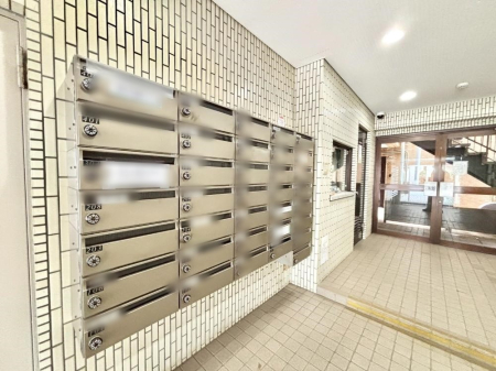 ���̑� �|�X�g�̓G���g�����X���ɂ���̂ŉJ�ɔG�ꂸ�X�ւ��󂯎��܂�