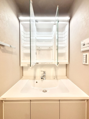 ���̑����� �O�ʋ��̗��ɁA���ϕi��q���p�i�Ȃǂ����[�\�B���ʑ����������ƕۂ��܂��I