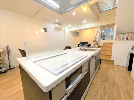 �L�b�`�� ���������Ȃ��炲�Ƒ��Ƃ̉�b���y���߂�ΖʃJ�E���^�[�L�b�`��  