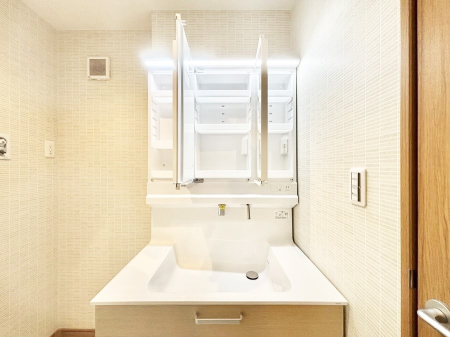 ���ʑ�E���ʏ� �O�ʋ��̗��ɁA���ϕi��q���p�i�Ȃǂ����[�\�B���ʑ����������ƕۂ��܂��I  