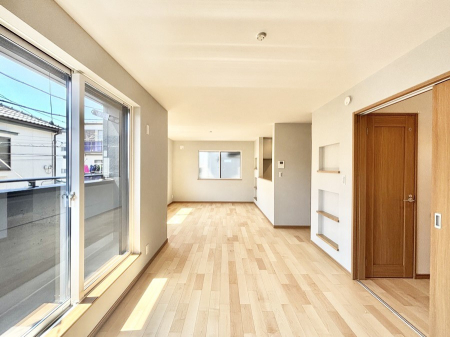 ���r���O ���邢�z���������A�����̕��͋C�ɖ�������郊�r���O�E�_�C�j���O�B 