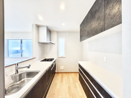 �L�b�`�� �J�b�v�{�[�h��ݒu�����[���̃L�b�`���B�Ƒ��ňꏏ�ɂ���������̂��y�����Ȃ�L�b�`���ł��B