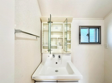 ���̑����� �O�ʋ��̗��ɁA���ϕi��q���p�i�Ȃǂ����[�\�B���ʑ����������ƕۂ��܂��I