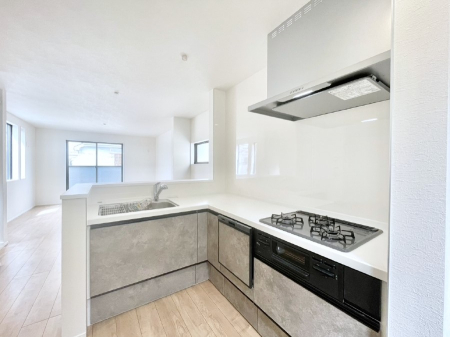 �L�b�`�� ���r���O�ŗV�Ԃ��q�l�������Ȃ��炨�������ł���ΖʃL�b�`���B  