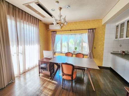 ���̑����� ���邢�z���������A�����̕��͋C�ɖ��������_�C�j���O�B   