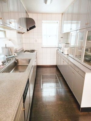 �L�b�`�� �L�b�`���ɂ̓J�b�v�{�[�h������֗��I�����ނ��X�b�L�����܂��܂�