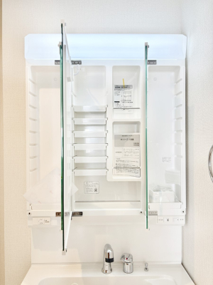 ���ʑ�E���ʏ� �O�ʋ��̗��ɁA���ϕi��q���p�i�Ȃǂ����[�\�B���ʑ����������ƕۂ��܂��I  