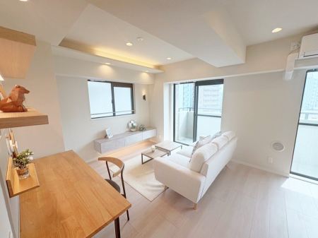 ���r���O ���R������荞�܂�A�Ƒ��c���̏ꏊ�𖾂邭���o