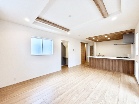 ���r���O �܏�V��͗��̓I�ȉ��s��������̂ŁA�V�䂪�L�������ĊJ���I�ȋ�Ԃ����o�ł��܂��B  