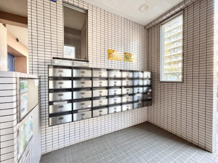 ���̑� �|�X�g�̓G���g�����X���ɂ���̂ŉJ�ɔG�ꂸ�X�ւ��󂯎��܂��ˁI