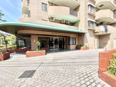 �G���g�����X �O�� �Y��ȃG���g�����X�́A���Z�҂�D�����}������Ă���܂�  