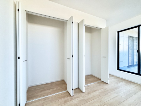 ���[ �m���̃N���[�[�b�g�B���s��������̂Ō���̈ߗނ�����������܂�܂��B