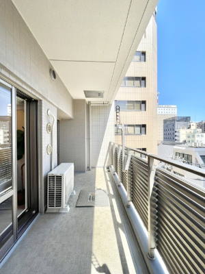 �o���R�j�[ �����t���̃o���R�j�[�͋}�ȉJ�ł����S�ł��B