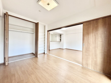 ���̑����� ���r���O�ɗאڂ����m���B�����˂��J������ƃ��r���O�ƌq����e���̋�Ԃɕϐg�I 