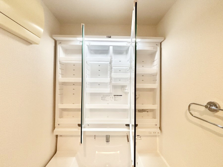 ���̑����� �O�ʋ��̗��ɁA���ϕi��q���p�i�Ȃǂ����[�\�B���ʑ����������ƕۂ��܂��I