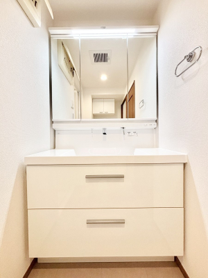 ���ӊ� �R���r�j 300m �Z�u��-�C���u�� �n�ˉz�T���ړX