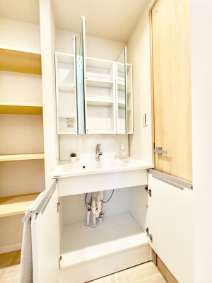 ���̑����� �O�ʋ��̗��ɁA���ϕi��q���p�i�Ȃǂ����[�\�B���ʑ����������ƕۂ��܂��I