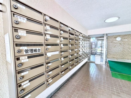 ���̑� �|�X�g�̓G���g�����X���ɂ���̂ŉJ�ɔG�ꂸ�X�ւ��󂯎��܂��ˁI
