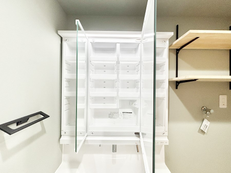 ���̑����� �O�ʋ��̗��ɁA���ϕi��q���p�i�Ȃǂ����[�\�B���ʑ����������ƕۂ��܂��I