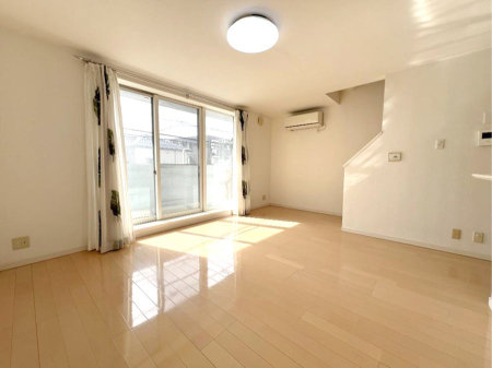 ���r���O ���邢�z���������A�����̕��͋C�ɖ�������郊�r���O�E�_�C�j���O�B 