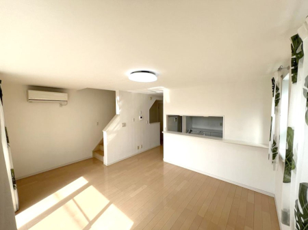 ���̑����� �Ƒ��̏Ί炪���R�Ɛ��܂�Ă���A����ȕ��͋C�̃_�C�j���O�Ɏd�オ���Ă��܂� 