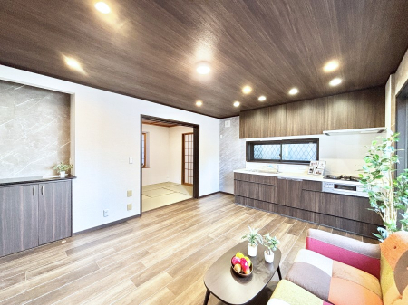 ���r���O ���邢�z���������A�����̕��͋C�ɖ�������郊�r���O�_�C�j���O 