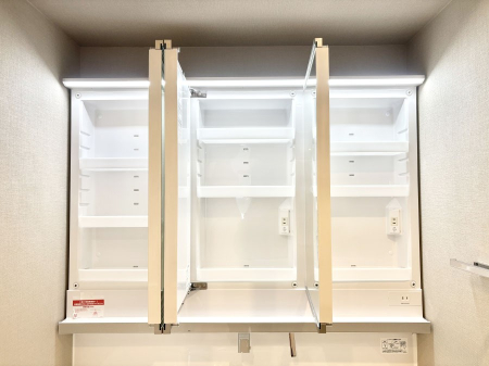 ���̑����� �O�ʋ��̗��ɁA���ϕi��q���p�i�Ȃǂ����[�\�B���ʑ����������ƕۂ��܂��I