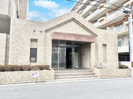 �G���g�����X �O�� �Y��ȃG���g�����X�́A���Z�҂�D�����}������Ă���܂�  