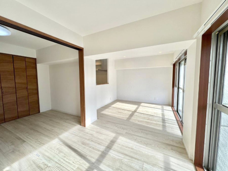 ���r���O ���R������荞�܂�A�Ƒ��c���̏ꏊ�𖾂邭���o