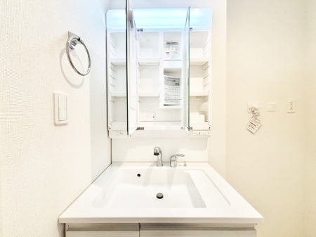 ���ʑ�E���ʏ� �O�ʋ��̗��ɁA���ϕi��q���p�i�Ȃǂ����[�\�B���ʑ����������ƕۂ��܂��I  