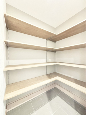 ���[ �V���[�Y�C���N���[�N�t���I�J���x�r�[�J�[���u���܂��B 