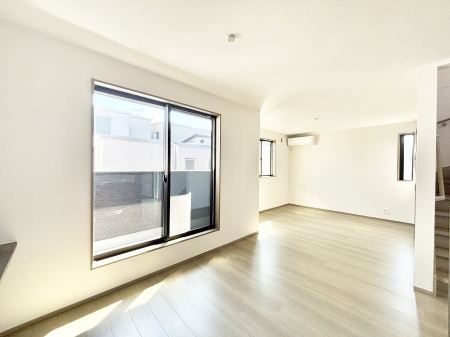 ���r���O ���邢�z���������A�����̕��͋C�ɖ�������郊�r���O�E�_�C�j���O�B 