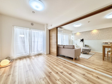 ���̑����� ���r���O�ɗאڂ����m���B�����˂��J������ƃ��r���O�ƌq����e���̋�Ԃɕϐg�I