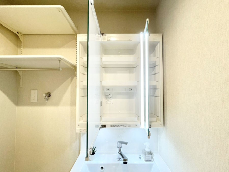 ���̑����� �O�ʋ��̗��ɁA���ϕi��q���p�i�Ȃǂ����[�\�B���ʑ����������ƕۂ��܂��I